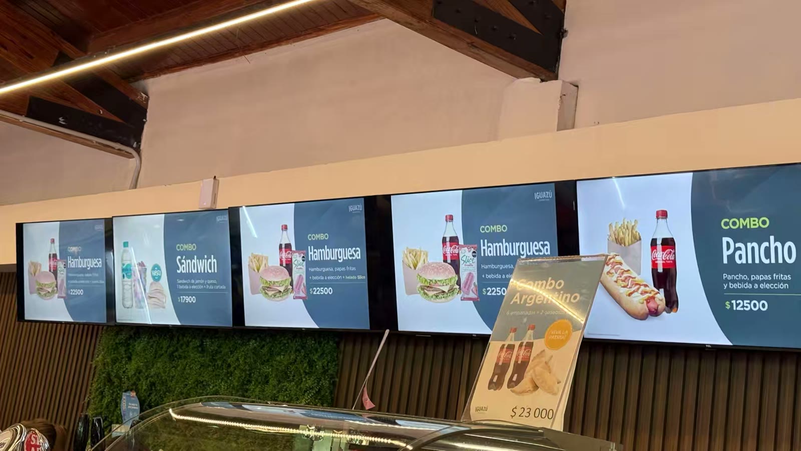 中午点个汉堡套餐。
