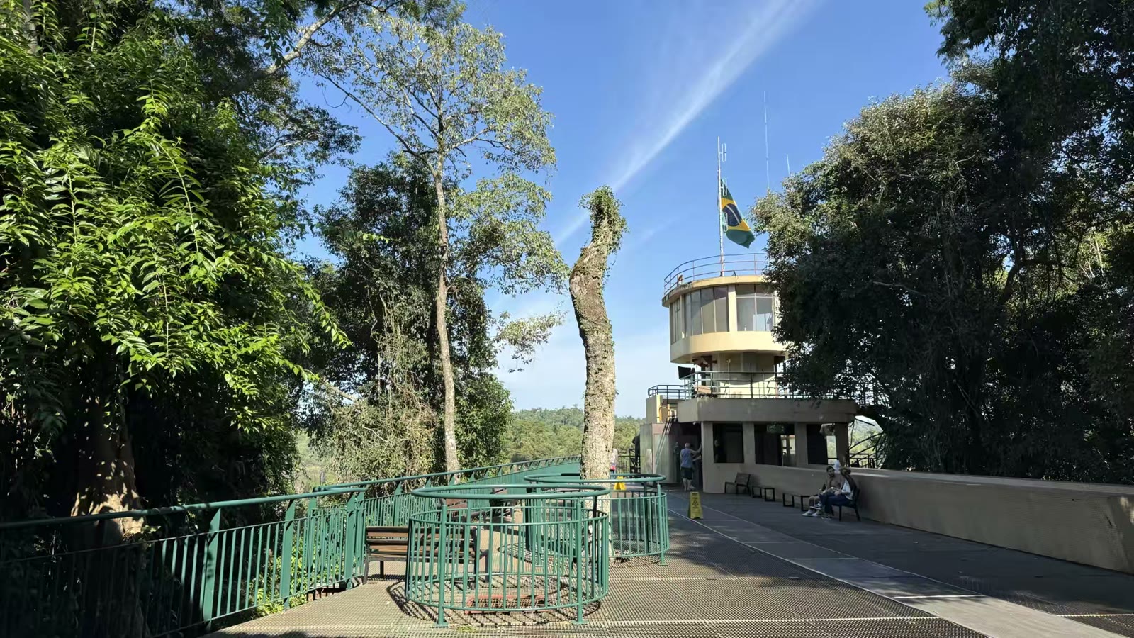 上层观景台。波尔图卡诺阿斯站(Estação Porto Canoas)：这是交通车的终点站，位于瀑布顶端，紧邻上层观景台。站内设有美食广场、一间可俯瞰河景的大型餐厅、纪念品商店以及洗手间。游览完瀑布主步道后，在此搭乘交通车返回公园入口。