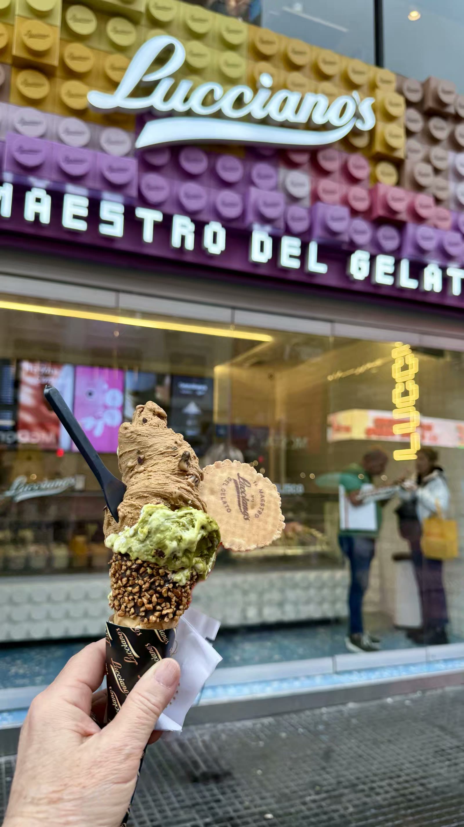 Luciano’s冰淇淋连锁品牌店的牛奶焦糖开心果冰淇淋。Lucciano's——一家主要经营高端意式冰淇淋的连锁品牌,凭借其独有的高端开心果口味产品进军市场。