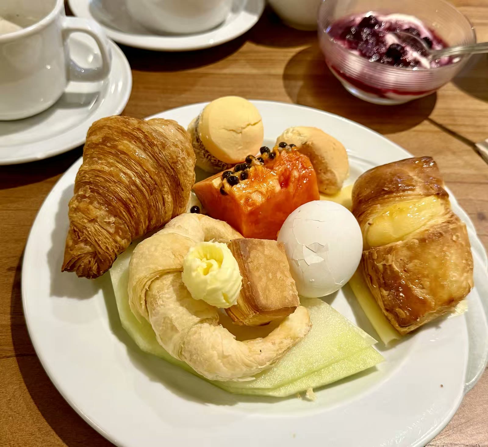 阿根廷国民早餐，各种的Croissant，cheese 面包，牛奶焦糖夹心Alfajores饼和木瓜。