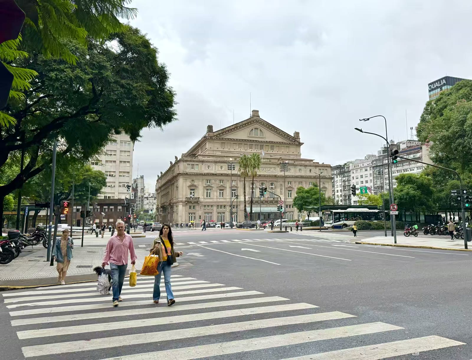 科隆大剧院是著名剧院,又叫哥伦布大剧院,位于阿根廷首都布宜诺斯艾利斯闹市中心,也是位于布宜诺斯艾利斯的七月九日大街广场上的著名剧院,更是座典型的文艺复兴式的庞然大物,仅次于纽约大都会歌剧院和米兰拉斯卡拉剧院的世界第三大歌剧院。