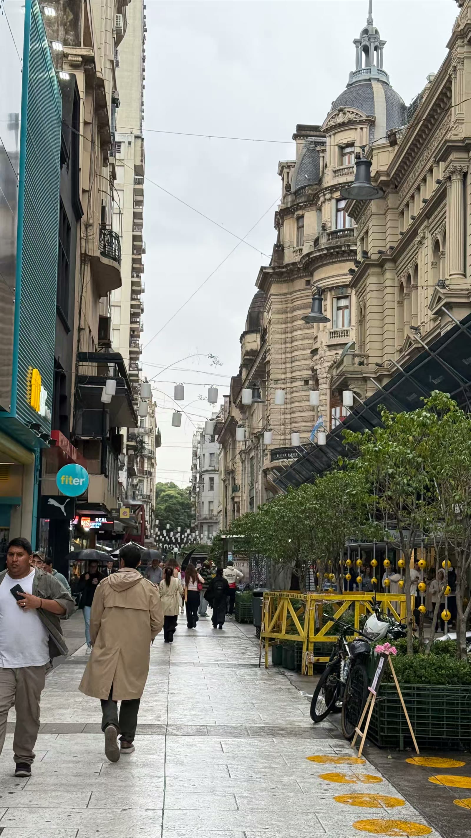 科里恩特斯大道(Av. Corrientes)被称为“布宜诺斯艾利斯的百老汇”,夜幕降临后便热闹起来。沿街有知名的戏剧场景、探戈场所、传统披萨店和历史酒吧。还可去佛罗里达商业步行街,如果说布宜诺斯艾利斯市是阿根廷全国的政治、经济、文化中心,那么,佛罗里达街便是布宜诺斯艾利斯市的小中心。