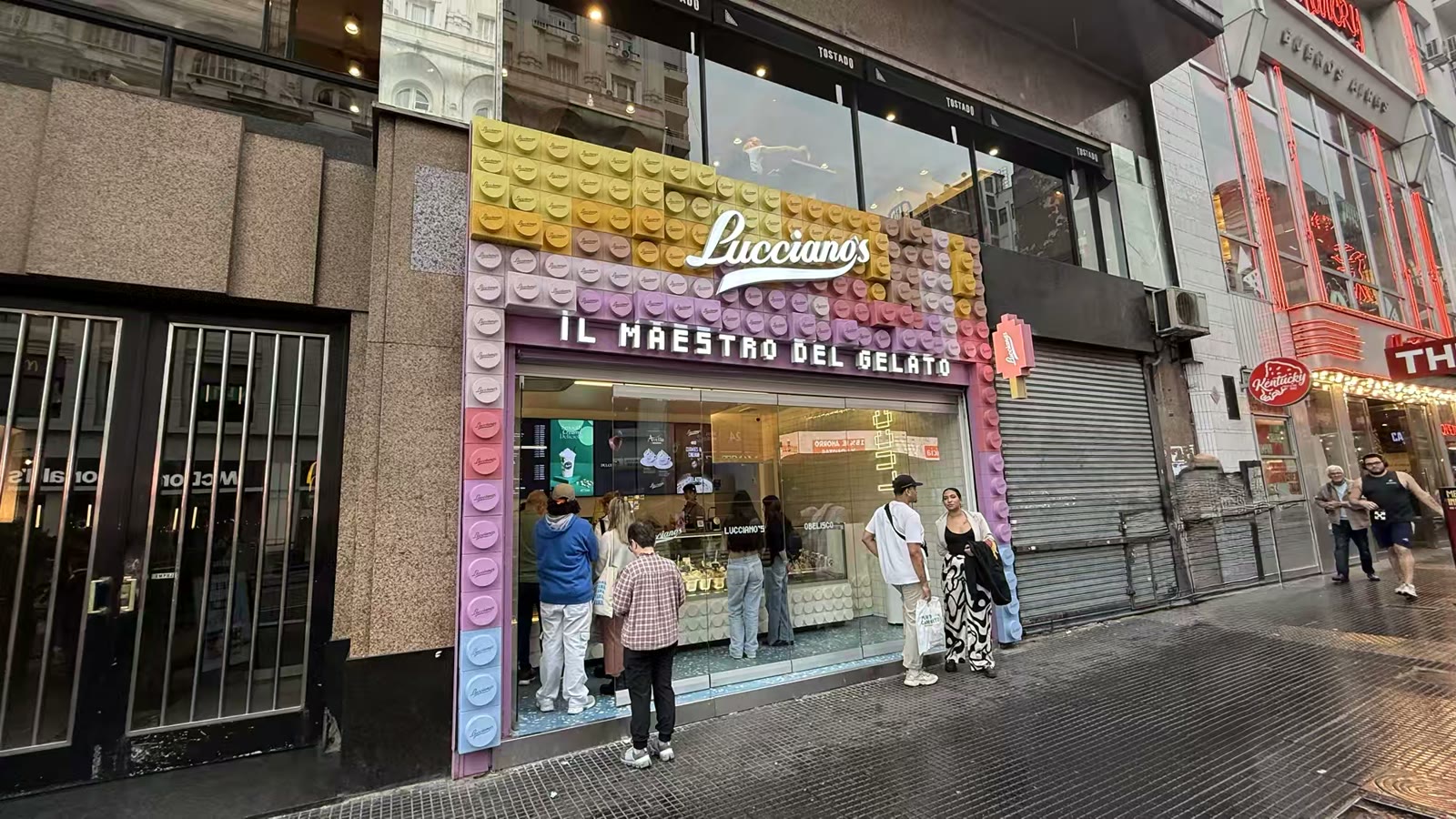 Luciano’s冰淇淋连锁品牌店是一家主要经营高端意式冰淇淋的连锁品牌,凭借其独有的高端开心果口味产品进军市场。