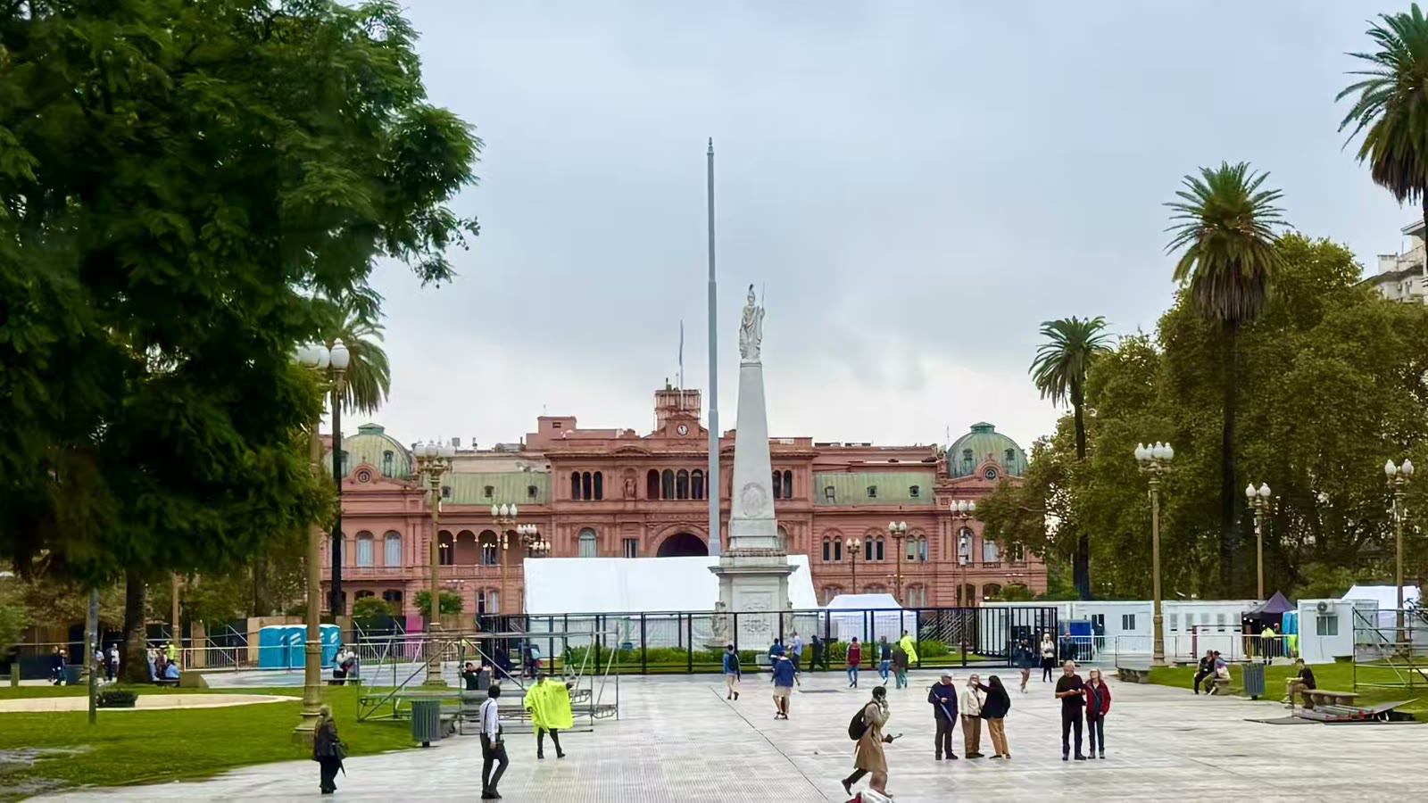 坐落历史悠久的五月广场(布宜诺斯艾利斯最古老的公共广场)的阿根廷民主共和国总统府,是阿根廷总统及其属下办公的所在地,是阿根廷国家的最高行政指挥中心,也是阿根廷最有历史纪念意义的建筑之一。因其外墙涂为粉红色,也被称为「玫瑰宫」(CASA ROSADA)。1940年代后期,埃娃·庇隆(Eva Perón)曾在此向群众发表了著名演讲。