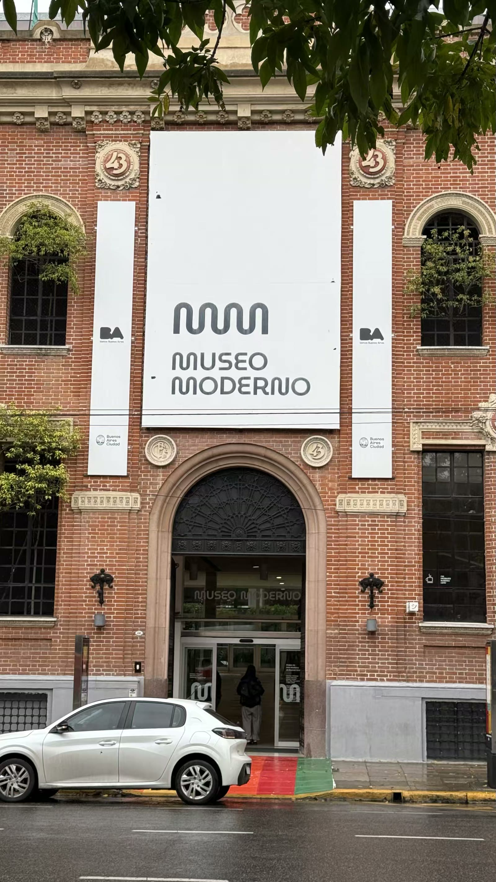 第三站是在现代博物馆。下车后去圣特尔莫街区(San Telmo)的多雷戈广场(Palaza Dorrego)。