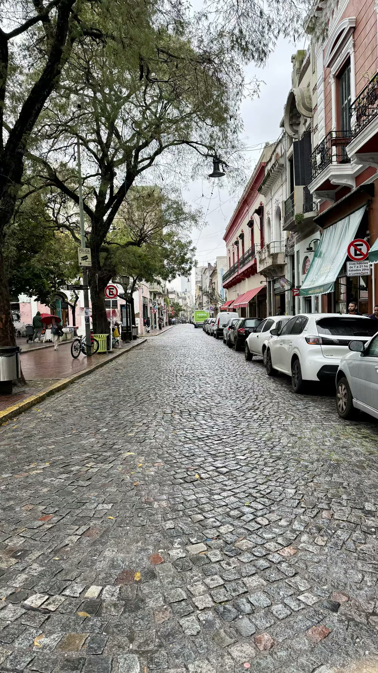 多雷戈广场(Plaza Dorrego)是位于布宜诺斯艾利斯圣特尔莫(San Telmo)街区的一座历史悠久的广场,以其周日的古董集市和探戈文化而闻名;在这座铺着鹅卵石的广场四周,环绕着街头艺人、古董店以及历史悠久的咖啡馆。