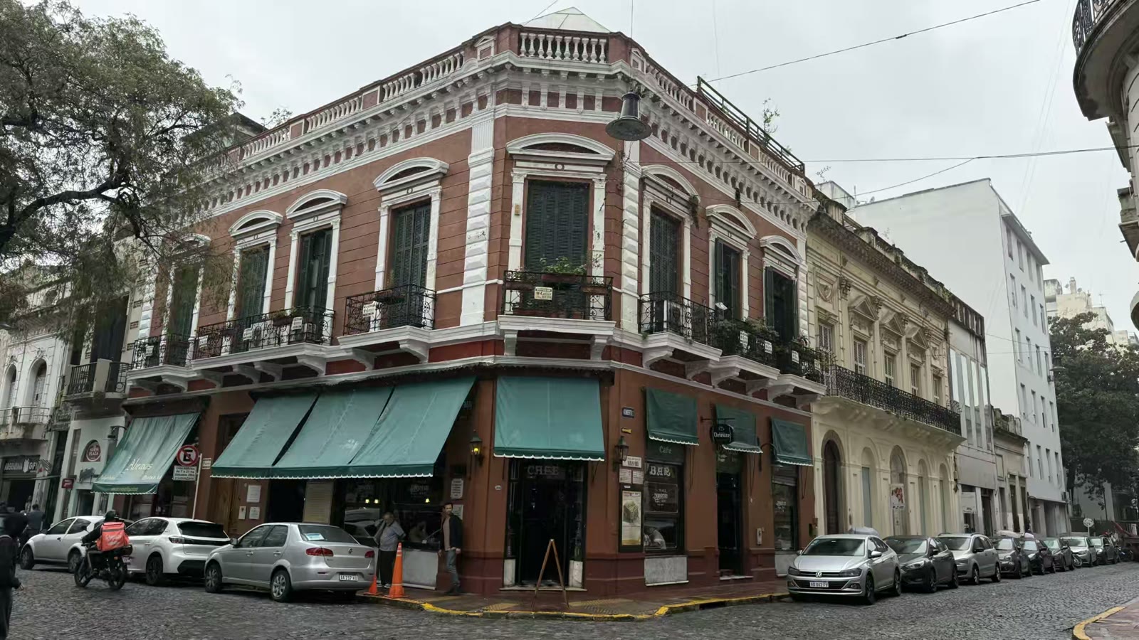 Bar Plaza Dorrego 是一家标志性的百年咖啡馆和酒吧。这里以其浓郁的20世纪20年代风情而闻名,铺设着方格地板,摆放着做旧的木桌,墙面上装饰着复古照片。作为一处深受游客喜爱的热门去处,这里提供咖啡、鸡尾酒及传统小吃,店内常伴有探戈音乐萦绕。据知曾有罗伯特·德尼罗、埃里克·克莱普顿和罗伯特·杜瓦尔等著名人物造访。