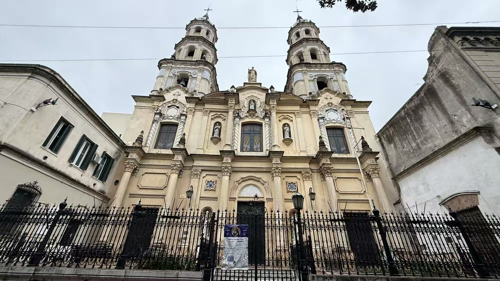 佩德罗·冈萨雷斯·特尔莫教区教堂(Parroquia de San Pedro González Telmo,原名伯利恒圣母小堂,内有卡门小堂),建于 1730 年代,保留了许多原始特征,并且拥有布宜诺斯艾利斯现存最古老的殖民地庭院之一。