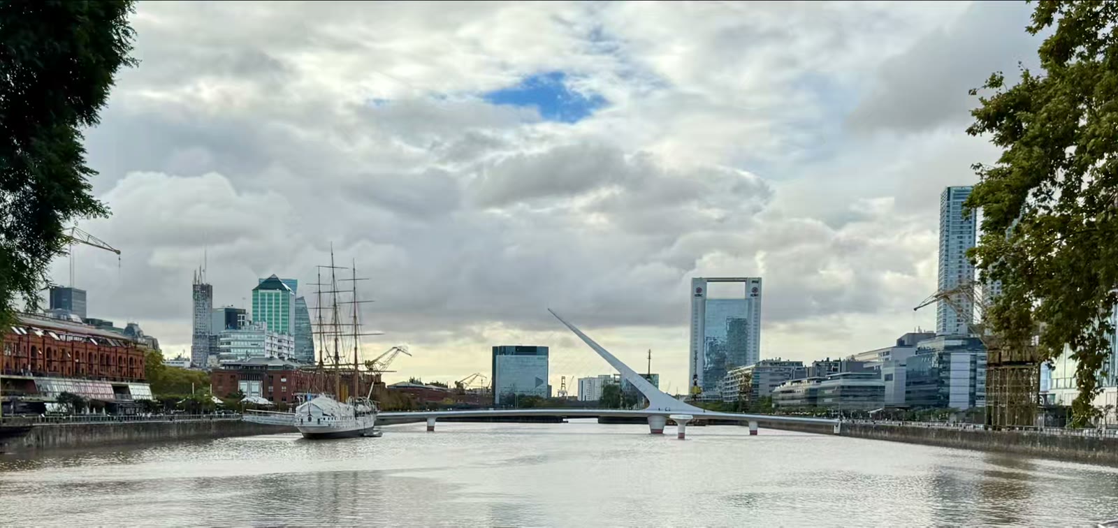 位于马德罗港(Puerto Madero)拉普拉塔河上的「女人桥」(Puente de la Mujer),一座全长160米,横跨两岸,耗资6百万比索建造的白色斜拉桥。据说是西班牙设计师Santiago Calatrava从探戈舞中获取灵感设计的,表现一对探戈男女的造型,更像高跟鞋鞋跟。