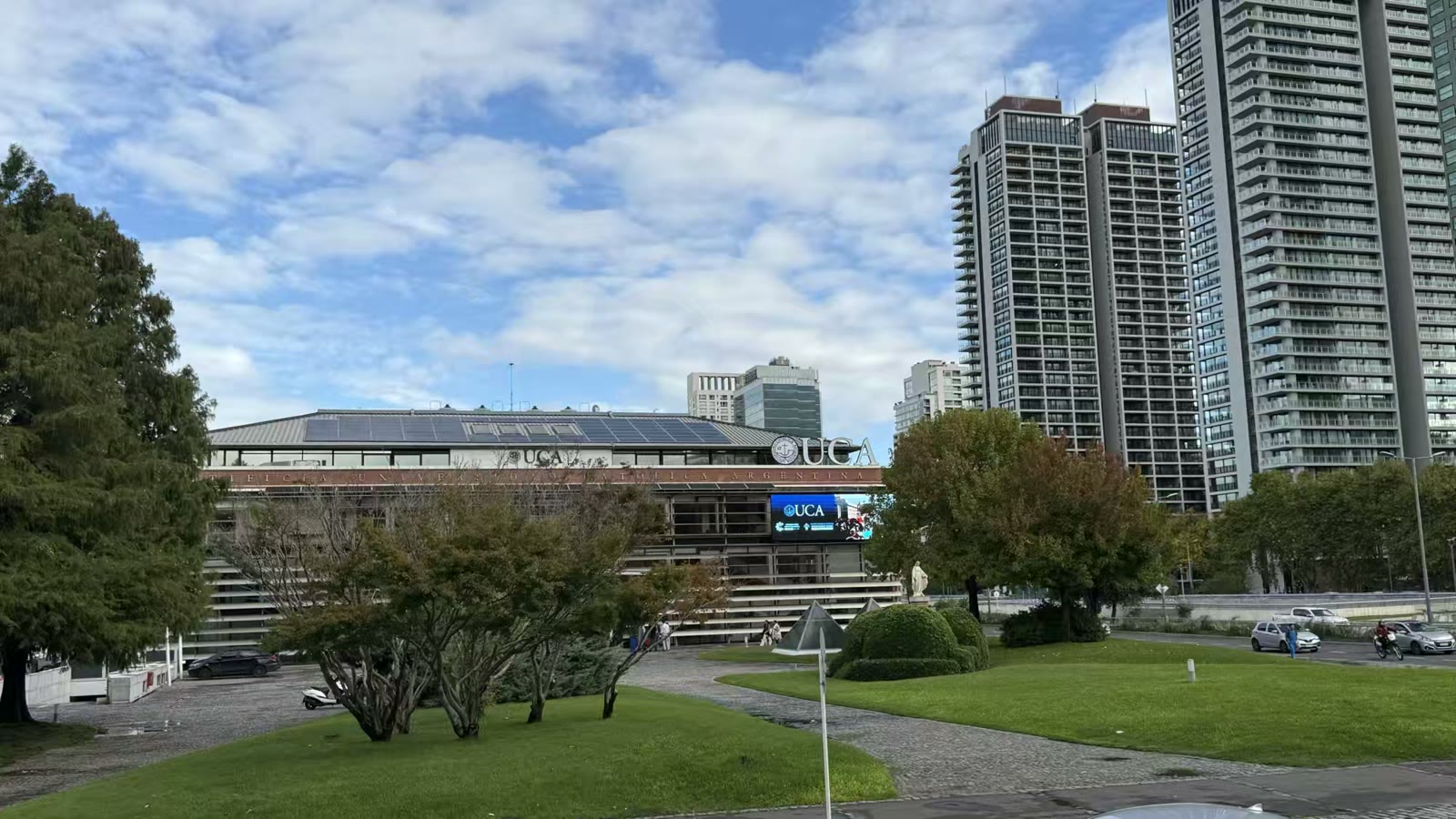 阿根廷天主教宗座大学The Pontificia Universidad Católica Argentina (UCA)通常被视为阿根廷顶尖的私立大学,也是该国综合排名第二的大学。