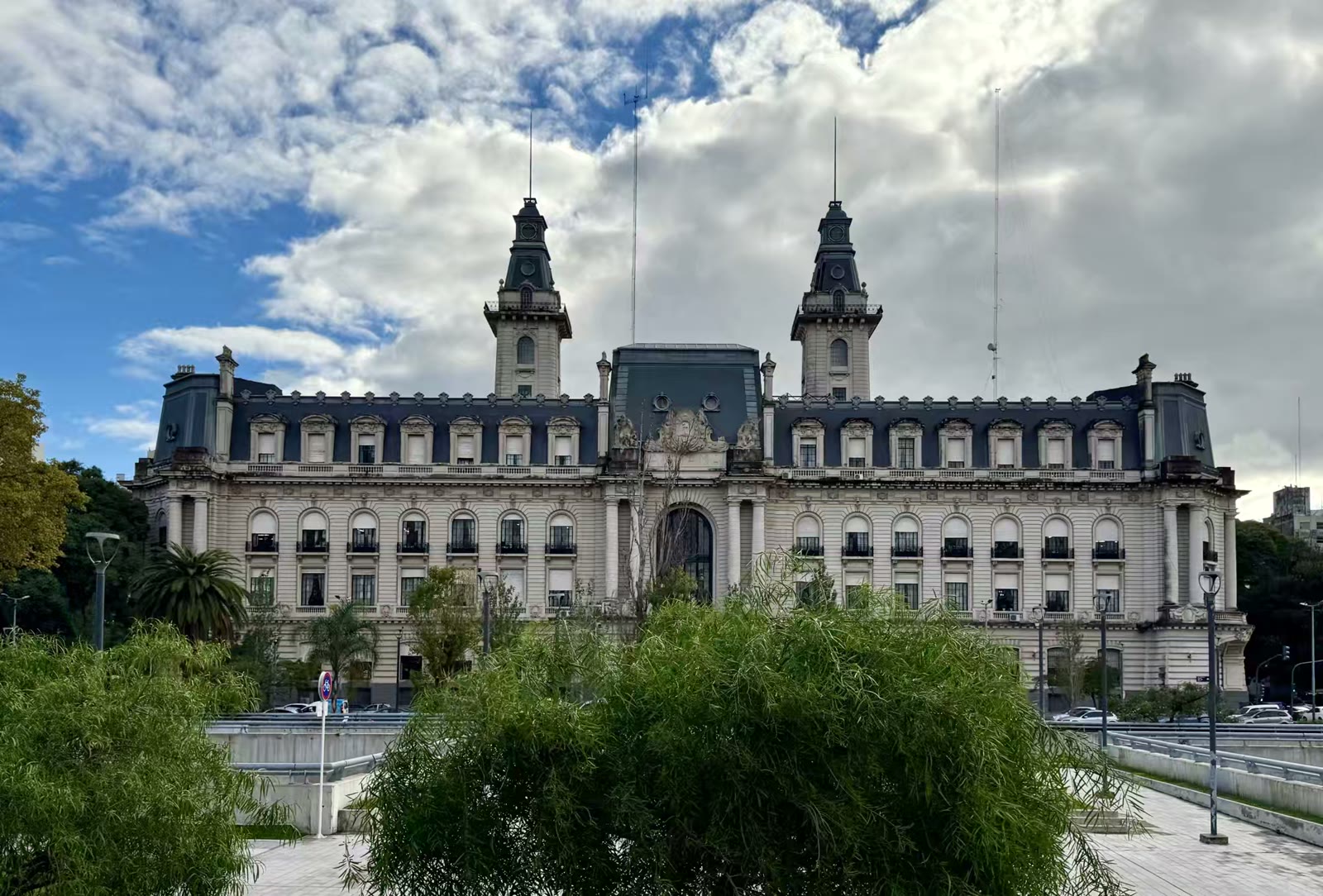 布宜诺斯艾利斯海关大楼(西班牙语:Edificio de la Aduana de Buenos Aires 或 Palacio de la Aduana)。它是一座典型的法国学院派(法式新古典主义)风格建筑,绝对对称的宏伟立面、深色的法式蒙莎屋顶(Mansard roof)以及两侧高耸的带有穹顶的标志性双塔,由建筑师 Eduardo Lanús 和 Pablo Hary 共同设计,并于 1910 年正式落成。它是布宜诺斯艾利斯(Buenos Aires)极具代表性的历史地标建筑之一。