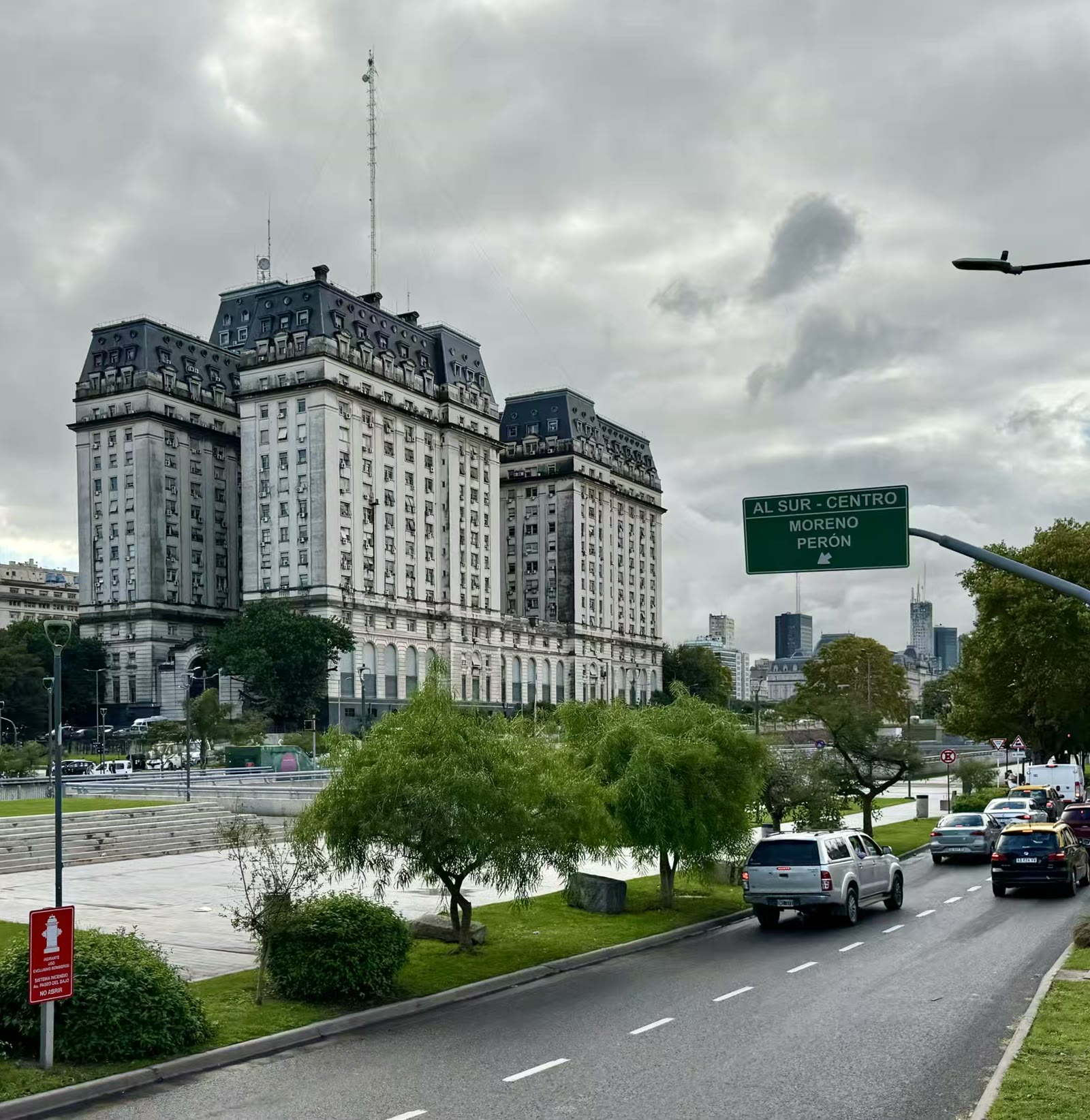“解放者大厦”(Edificio Libertador)是一座地标性的二十层博艺风格建筑,落成于1943年,现作为阿根廷国防部及联合参谋部的总部所在地。