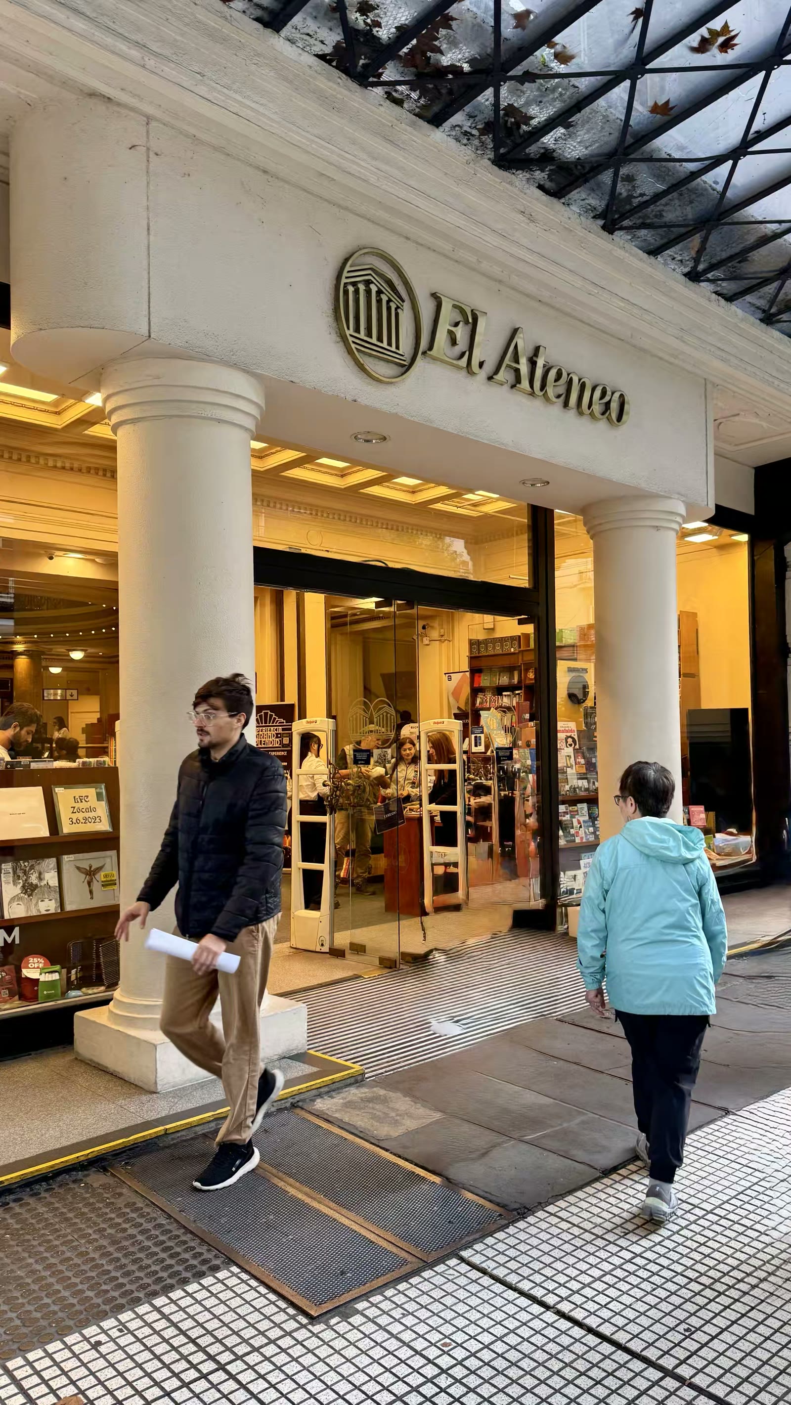雅典人书店「El Ateneo」,阿根廷的老字号连锁书店,被评为「全世界最美美丽的书店」,这栋上百年的建筑原本是歌剧院(Teatro Gran Splendid),之后便改造成了El Ateneo书店,来到书店,前身是大建筑师皮罗和托莱斯.阿蒙戈于1860年为阿根廷女王玛斯.格鲁克斯曼所建造的宫殿,站在一楼抬头,周围的灯光将书店照射的富丽堂皇、美轮美e奂,加上安静的气氛,环境优雅古朴,气氛绝佳。书店内的雕塑与壁画均出自名师之手,感觉就像走进了皇室的图书馆一样。