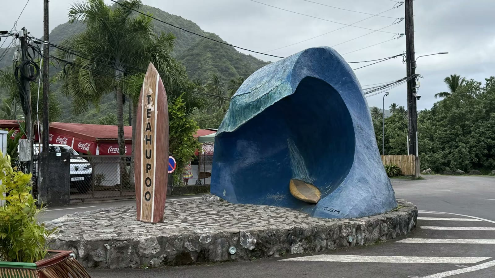 Teahupoʻo（发音为“chop-poo”）被公认为地球上最凶猛、最致命的巨浪。它位于法属波利尼西亚大溪地岛（Tahiti）南部的“小大溪地”（Tahiti Iti）外海，以其独特且极度厚重的管状浪（barrel）而闻名—这种浪看起来不像普通的波浪，倒更像是整片海洋在向内翻卷折叠。作为极限巨浪冲浪的标志性胜地，该浪点备受全球瞩目，并被选为2024年巴黎奥运会冲浪比赛的举办地。