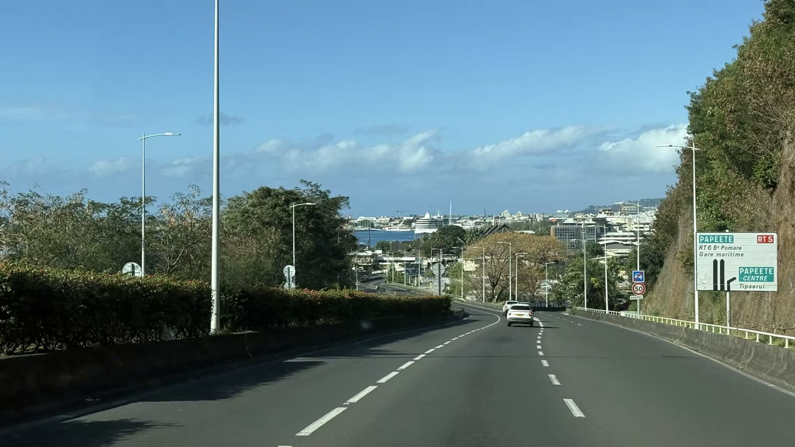 驶向位于首府帕皮提（Papeete）的游轮码头