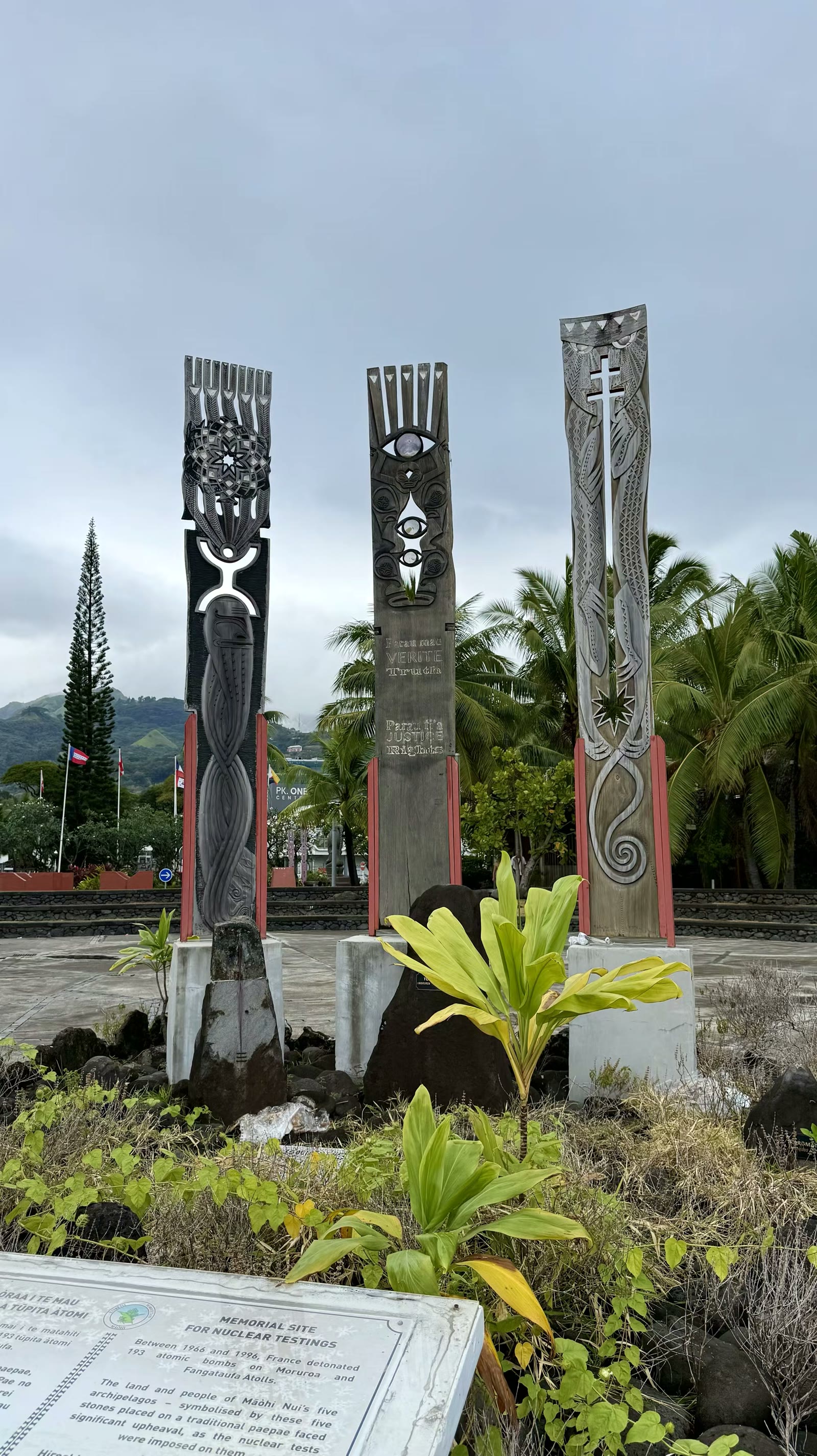 核试验纪念碑（Memorial Site for Nuclear Testings）。这座纪念碑是为了铭记一段沉重的历史：在 1966 年至 1996 年间，法国在穆鲁罗亚（Moruroa）和方加陶法（Fangataufa）两个环礁上共引爆了 193 枚原子弹。纪念碑的主体由三根传统的波利尼西亚木雕柱组成，代表着这片土地和受到核试验深远影响的人民。您可以从中间那根柱子上清晰地看到用不同语言（塔希提语、法语、英语）刻着的呼吁： Parau mau / VERITE / Truth（真相） Parau ti'a / JUSTICE / Right（正义 / 权利）这是一处具有重要历史意义的纪念地，旨在纪念那些因核辐射而受到健康损害和土地污染的受害者。
