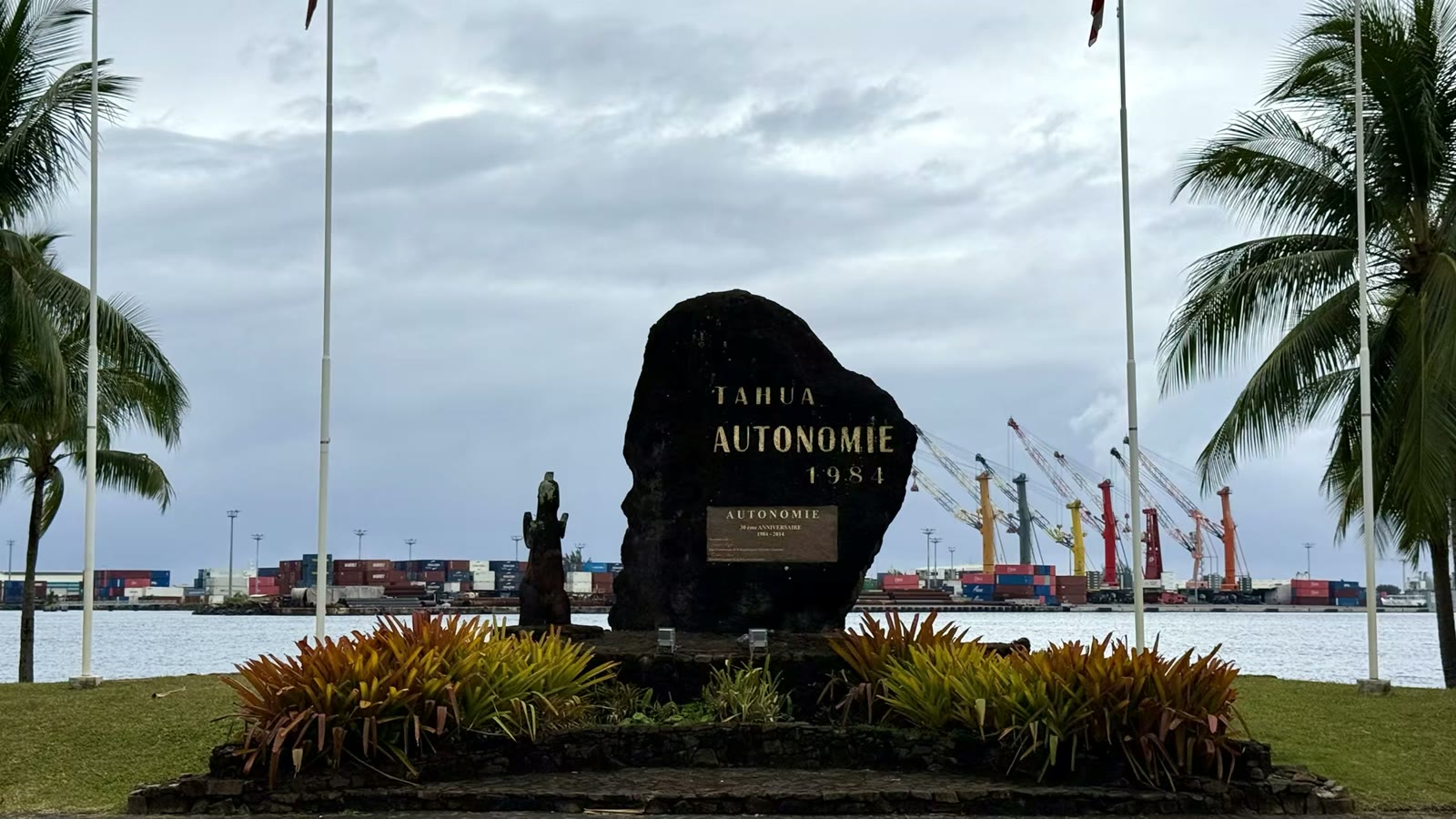 “TAHUA AUTONOMIE 1984”：这块纪念碑是为了纪念法属波利尼西亚在 1984年正式获得了内部自治权（Internal Autonomy），这是当地政治历史上一个非常重要的里程碑。 下方的金属铭牌：上面写着“30ème ANNIVERSAIRE 1984 - 2014”，这块小牌匾是在2014年为了庆祝自治30周年而特别添加的。