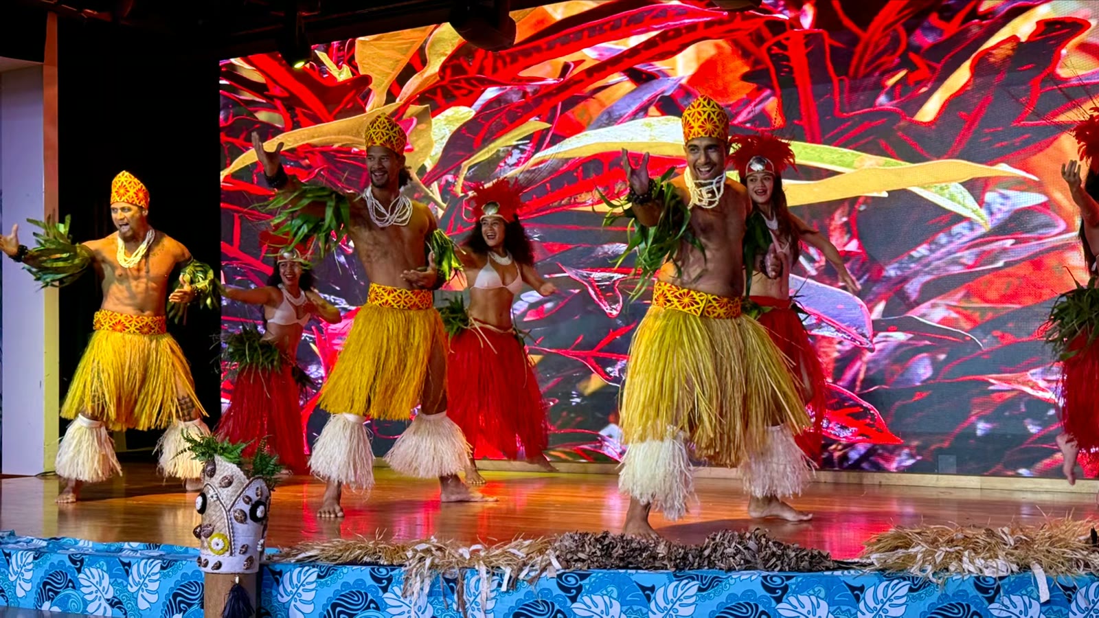 晚上有舞蹈表演“欢迎来到波利尼⻄亚《MAEVA POLYNESIA》”