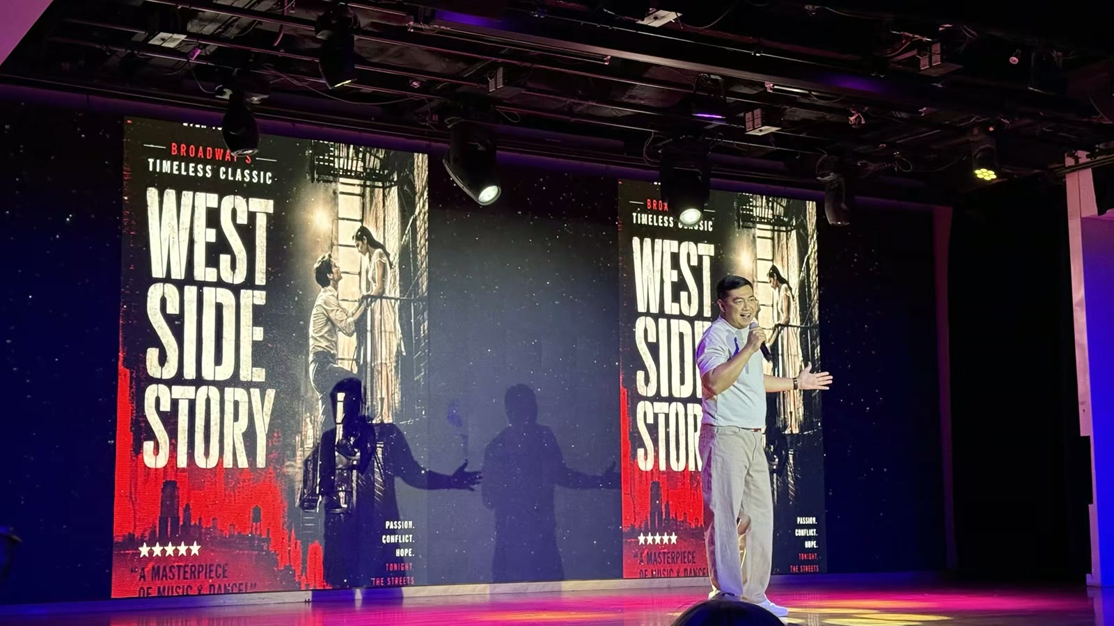 当晚有游轮员工的才艺表演